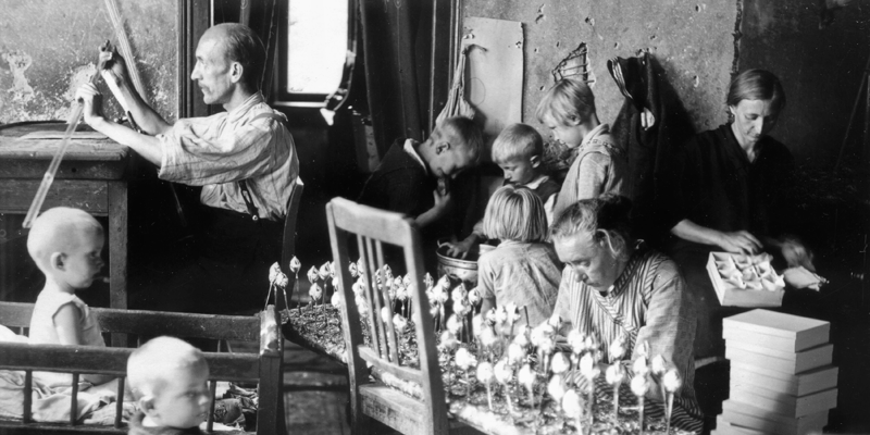 Lauschaer Glasbläserfamilie um 1929